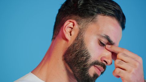 الرؤية من خلال النظارة الطبية , استخدام البصريات لتوضيح الرؤية، بورتريه لرجل عربي إماراتي خليجي يرتدي الزي الإماراتي التقليدي, يمسك بيده نظاره طبيه, النظارة الطبية الخاصة بضعف النظر ،  مفهوم طول وقصر النظر ، خلفية ملونة