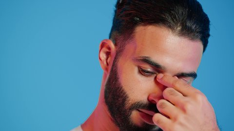 الرؤية من خلال العدسات الطبية, استخدام البصريات لتوضيح الرؤية، بورتريه لرجل عربي إماراتي خليجي يرتدي الزي الإماراتي التقليدي, يمسك بيده نظاره طبيه, النظارة الطبية الخاصة بضعف النظر ، الرؤية من خلال النظارة الطبية ، مفهوم طول وقصر النظر ، خلفية ملونة