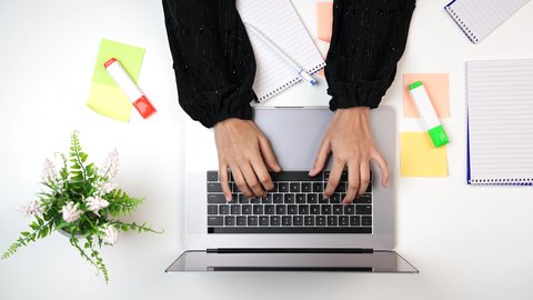 استخدام التقنيات الحديثة, متابعة منصات التعلم الالكتروني, حل الواجبات بإستعمال اللابتوب, تصوير مقرب ليد تلميذة عربيه خليجيه سعودية تقوم بتدوين الملاحظات وكتابة تقارير وأبحاث علمية  على الحاسب المحمول