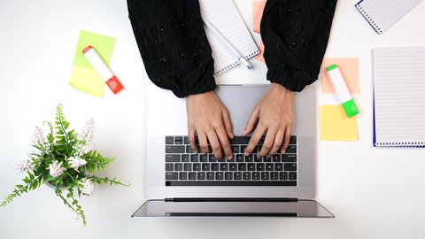 متابعة منصات التعلم الالكتروني, حل الواجبات بإستعمال اللابتوب, تصوير مقرب ليد تلميذة عربيه خليجيه سعودية تقوم بتدوين الملاحظات وكتابة تقارير وأبحاث علمية  على الحاسب المحمول