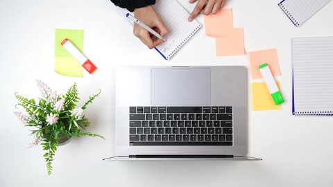 كتابة النقاط الرئيسية لحفظ التفاصيل الهامة,متابعة منصات التعلم الالكتروني, حل الواجبات بإستعمال اللابتوب, تصوير مقرب ليد تلميذة عربيه خليجيه سعودية تقوم بتدوين الملاحظات