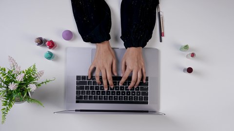 التسويق لمنتجات الميك اب, مفهوم الأنوثة والاهتمام بالجمال والبشرة والمظهر الخارجي, تصوير مقرب ليد خبيرة سعودية لمستحضرات التجميل النسائية تستخدم الحاسب المحمول