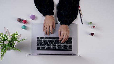 مفهوم الأنوثة والاهتمام بالجمال والبشرة والمظهر الخارجي, تصوير مقرب ليد خبيرة سعودية لمستحضرات التجميل النسائية تستخدم الحاسب المحمول، التسويق لمنتجات الميك اب