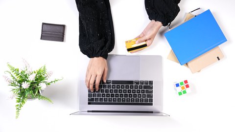 إمكانية تسديد الفواتير ببطاقة الصراف، الشراء والدفع عن طريق بطاقة الإئتمان البنكية, تصوير مقرب من الاعلى ليد امراة عربيه خليجيه سعودية تستخد الحاسب المحمول