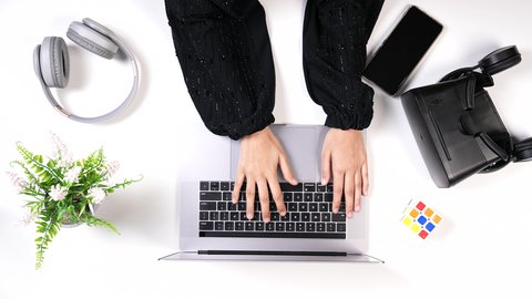 تصفح مواقع التواصل الالكتروني, استخدام التقنيات الحديثة , تصوير مقرب من الاعلى ليد امراة عربيه خليجيه سعودية تقوم بالنقر على الحاسب المحمول