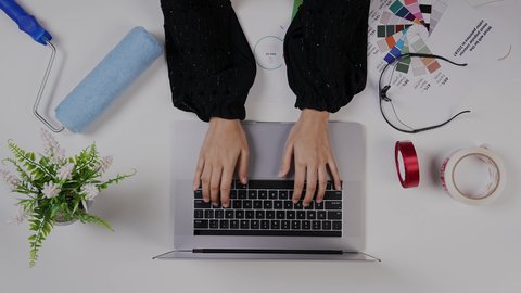 استخدام التقنيات الحديثة ، مصممة خليجية تعمل من خلال اللابتوب على مكتب أبيض, وظيفة ومهن سعودية, تصوير مقرب من الأعلى ليد امراة عربية خليجيه سعودية لديها خبره بدرجات الألوان ,بيئة عمل مكتبية, خلفية بيضاء