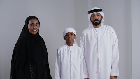 الالتزام بالقواعد والقوانين الأسريه، بورتريه لامراة عربية خليجيه اماراتية مع عائلتها تحمل  مفتاح المنزل الجديد، ايماءات تدل على السعادة والفرح ، الاستقرار العائلي في التمليك والاسكان، أساسيات العائلة الاماراتية السعيده، خلفية بيضاء