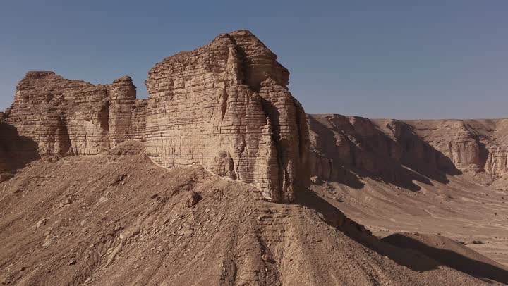 منظر طبيعي لسلسلة جبال طويق غرب الرياض في المملكه العربيه السعوديه, مناطق سياحيه مميزه في الرياض, معالم السياحه الشهيره