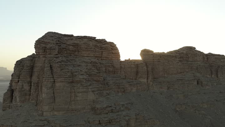 منظر طبيعي لسلسلة جبال طويق غرب الرياض في المملكه العربيه السعوديه, مناطق سياحيه مميزه في الرياض, معالم السياحه الشهيره