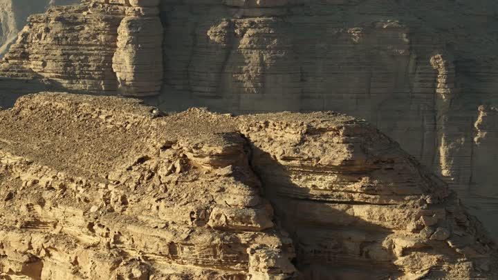 منظر طبيعي لسلسلة جبال طويق غرب الرياض في المملكه العربيه السعوديه, مناطق سياحيه مميزه في الرياض, معالم السياحه الشهيره