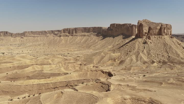 منظر طبيعي لسلسلة جبال طويق غرب الرياض في المملكه العربيه السعوديه, مناطق سياحيه مميزه في الرياض, معالم السياحه الشهيره