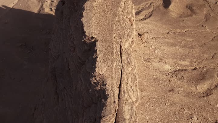 معالم السياحه الشهيره، منظر طبيعي لسلسلة جبال طويق غرب الرياض في المملكه العربيه السعوديه, مناطق سياحيه مميزه في الرياض