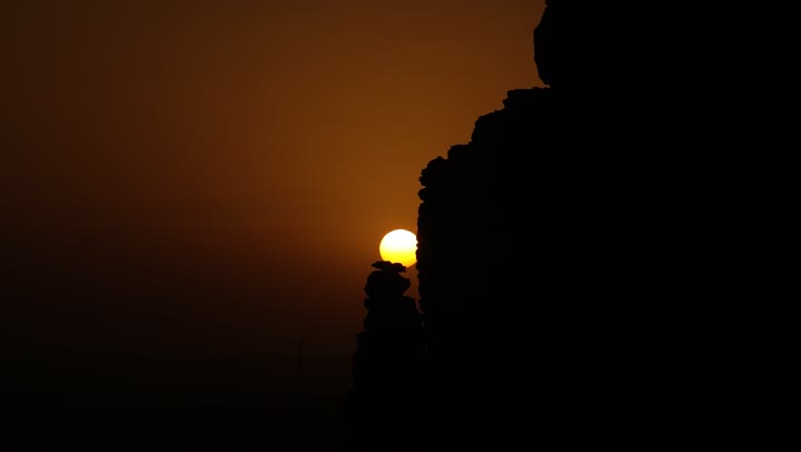 معالم السياحه الشهيره، منظر طبيعي لسلسلة جبال طويق غرب الرياض في المملكه العربيه السعوديه, مناطق سياحيه مميزه في الرياض