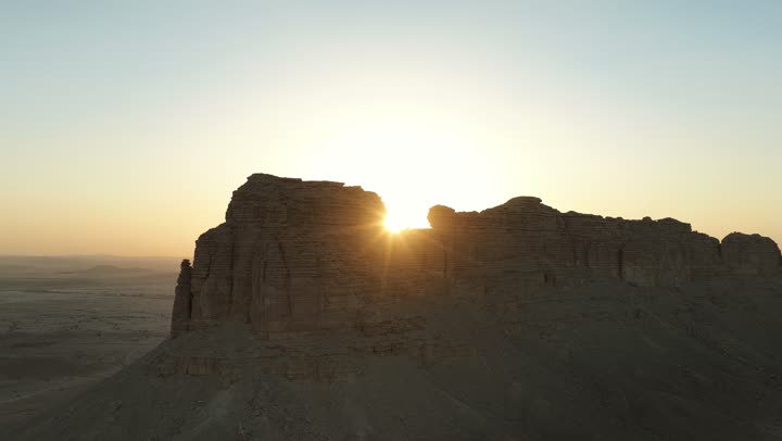 التكوينات والتشكلات الصخرية والمناظر الطبيعية في الصحاري، منظر طبيعي لسلسلة جبال طويق غرب الرياض في المملكه العربيه السعوديه, مناطق سياحيه مميزه في الرياض, معالم السياحه الشهيره