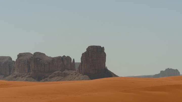 التكوينات والتشكلات الصخرية والمناظر الطبيعية في الصحاري، منظر طبيعي لسلسلة جبال طويق غرب الرياض في المملكه العربيه السعوديه, مناطق سياحيه مميزه في الرياض, معالم السياحه الشهيره