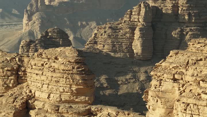 الطبيعة الصحراوية والتضاريس الجبلية، سلسلة جبال طويق غرب الرياض في المملكه العربيه السعوديه, مناطق سياحيه مميزه في الرياض, معالم السياحه الشهيره