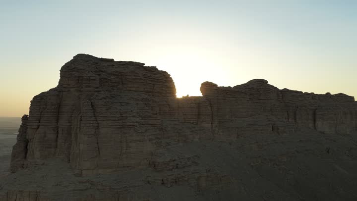 الطبيعة الصحراوية والتضاريس الجبلية، سلسلة جبال طويق غرب الرياض في المملكه العربيه السعوديه, مناطق سياحيه مميزه في الرياض, معالم السياحه الشهيره