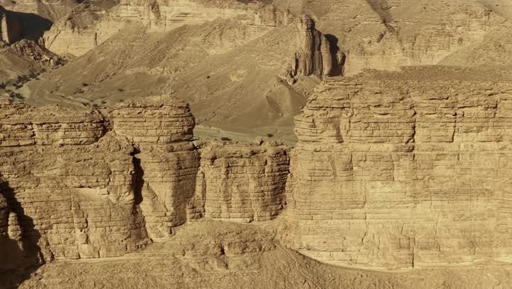 الطبيعة الصحراوية والتضاريس الجبلية، سلسلة جبال طويق غرب الرياض في المملكه العربيه السعوديه, مناطق سياحيه مميزه في الرياض, معالم السياحه الشهيره