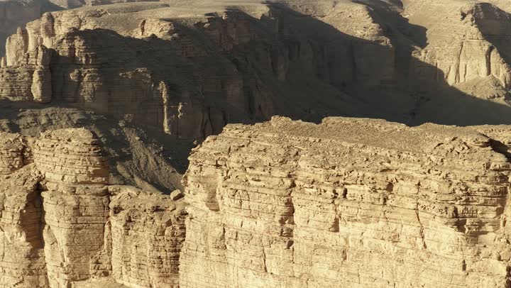 حافة نهاية العالم الجبلية  ، منظر طبيعي لسلسلة جبال طويق غرب الرياض في المملكه العربيه السعوديه, مناطق سياحيه مميزه في الرياض, معالم السياحه الشهيره