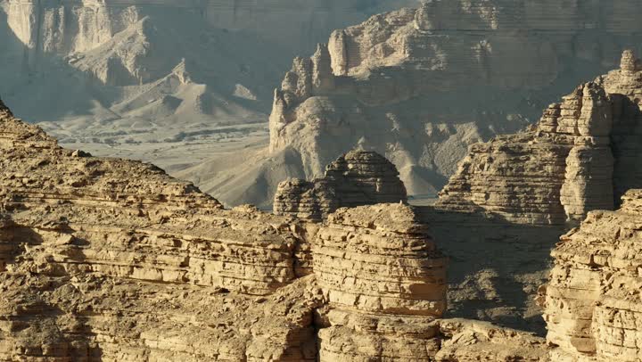 حافة نهاية العالم الجبلية  ، منظر طبيعي لسلسلة جبال طويق غرب الرياض في المملكه العربيه السعوديه, مناطق سياحيه مميزه في الرياض, معالم السياحه الشهيره