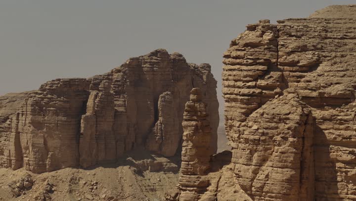 سلسلة جبال طويق غرب الرياض في المملكه العربيه السعوديه, مناطق سياحيه مميزه في الرياض, معالم السياحه الشهيره