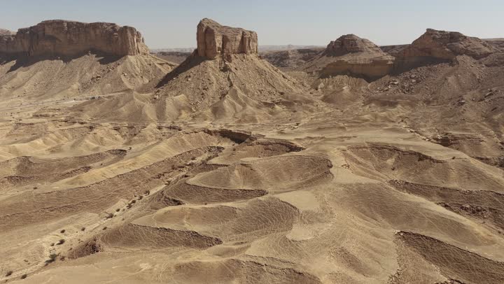 سلسلة جبال طويق غرب الرياض في المملكه العربيه السعوديه, مناطق سياحيه مميزه في الرياض, معالم السياحه الشهيره