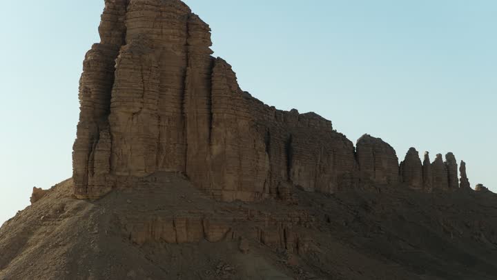 سلسلة جبال طويق غرب الرياض في المملكه العربيه السعوديه, مناطق سياحيه مميزه في الرياض, معالم السياحه الشهيره