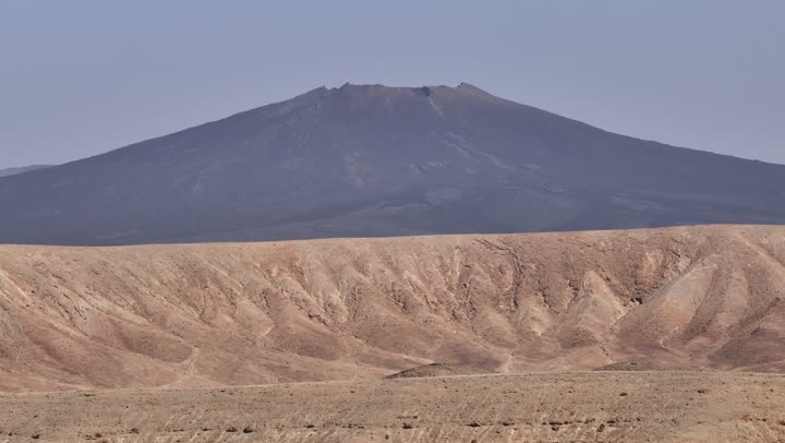 اماكن الطبيعة في المملكة العربية السعودية الجبال و الفوهات البركانيه في حرة خيبر ، معالم المدينة المنورة ، الحقول البركانية الطبيعية، مقصد السياح وعلماء الأرض