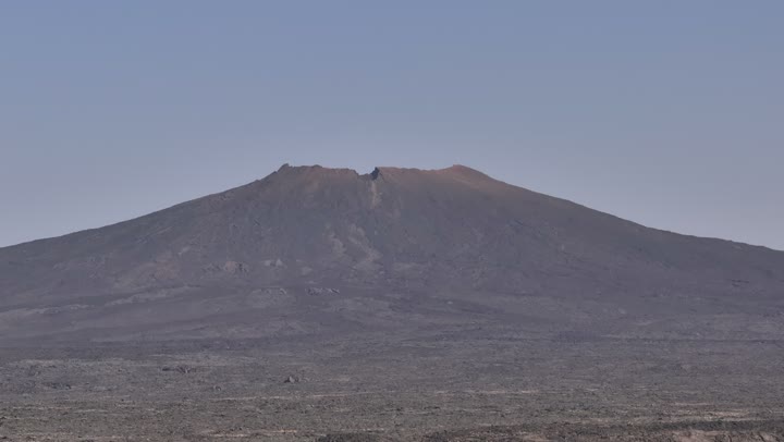 الحقول البركانية الطبيعية، الجبال و الفوهات البركانيه في حرة خيبر ، معالم المدينة المنورة ،مقصد السياح وعلماء الأرض, اماكن الطبيعة في المملكة العربية السعودية