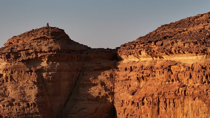 جبال الفيل في العلا ، الجمال التاريخي لقرية العلا التراثية بمدينة العلا بالمملكة العربية السعودية ، أماكن سياحية بالسعودية ، معالم تاريخية وأثرية قديمة في بلدة العلا القديمة