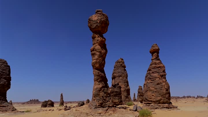 محمية الغراميل في منطقة العلا في شمال غرب المملكة العربية السعودية، جبال والصخور المنحوتة، التكوينات الصخرية في صحراء السعودية, السماء المليئة بالغيوم, خلفية الطبيعة
