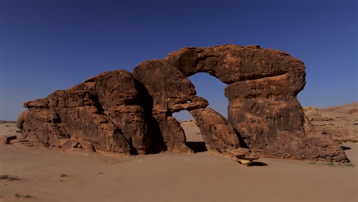قوس صخري بالقرب من العلا في غرب المملكة العربية السعودية، معالم سياحية تاريخية مشهورة
