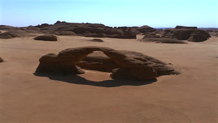 قوس صخري بالقرب من العلا في غرب المملكة العربية السعودية، معالم سياحية تاريخية مشهورة