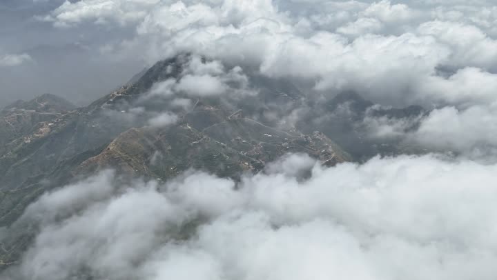 لقطة تايم لابس مذهلة من جبال طلان في منطقة الداير فى جازان،  جمال الطبيعة في جنوب السعودية. تصوير درون لحركة الغيوم علي قمم الجبال الخضراء