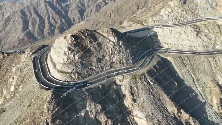 فيديو 4K من طائرة بدون طيار في الطائف، منظر جوي لجبل الهدا في مدينة الطائف من الأعلى