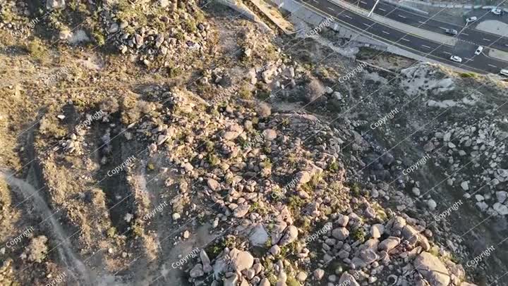 فيديو 4K من طائرة بدون طيار في الطائف، منظر جوي لجبل الهدا في مدينة الطائف، منظر علوي