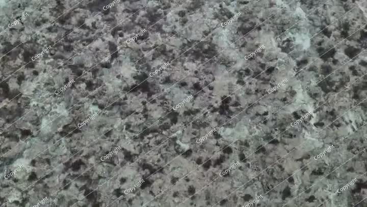 منظر علوي - طائرة بدون طيار تلتقط صورًا جوية فوق شاطئ البحر. أمواج بحر خلابة. شاطئ رملي.