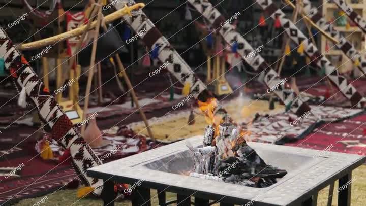 نار المخيم العربية التقليدية في خيمة بدوية. فيديو.