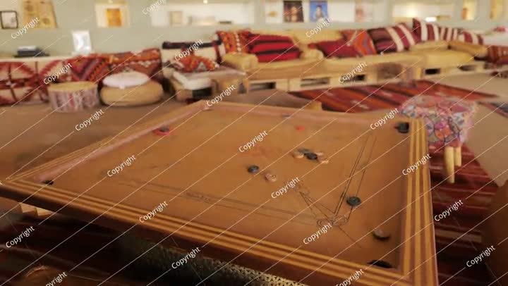 لعبة الكيرم التقليدية في صالة عربية مريحة. فيديو.