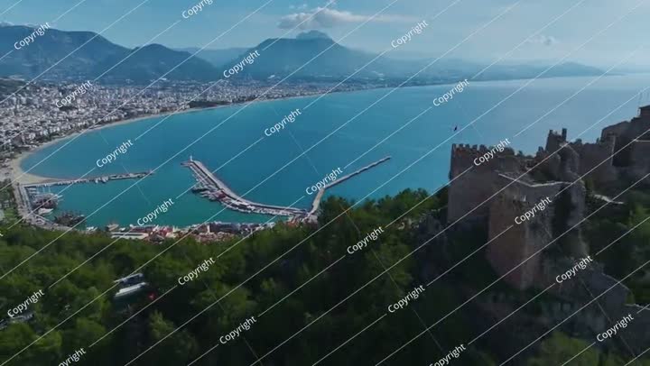 فيديو جوي لسور قلعة قديمة محاطة بغابة خضراء كثيفة و