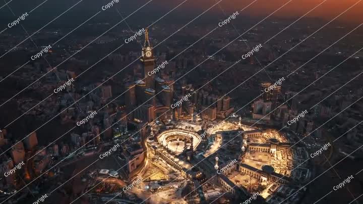 تصوير جوي ليلي فائق الدقة للمسجد الحرام في مكة المكرمة وبرج الساعة أبراج البيت