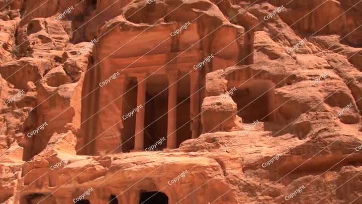 واجهة صخرية قديمة منحوتة بأعمدة محفورة في منحدرات الحجر الرملي