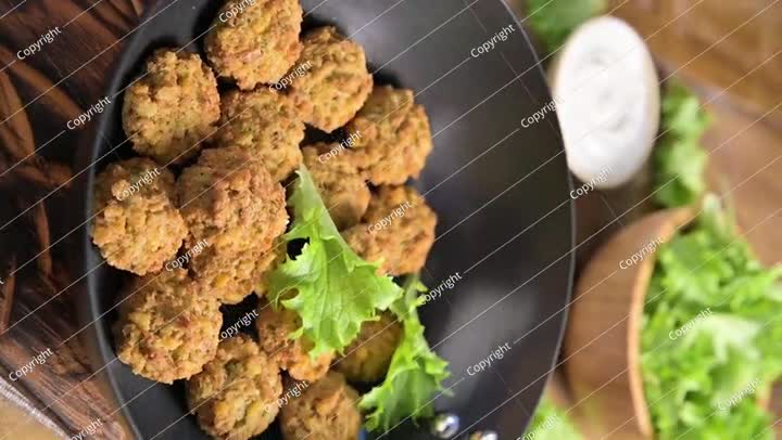 فلافل نباتية طازجة. كرات الفلافل المقلية في مقلاة.