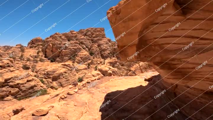 تشكيلات الصخور الرملية الحمراء ومناظر طبيعية لوادي صحراوي تحت