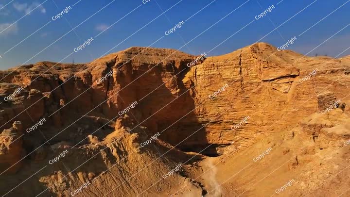 منظر جوي هادئ لكهف هيت مقابل السماء، وطائرة بدون طيار تصعد للخلف