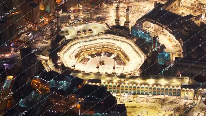 منظر جوي ليلي للكعبة المشرفة محاطًا بالحجاج في المسجد الحرام