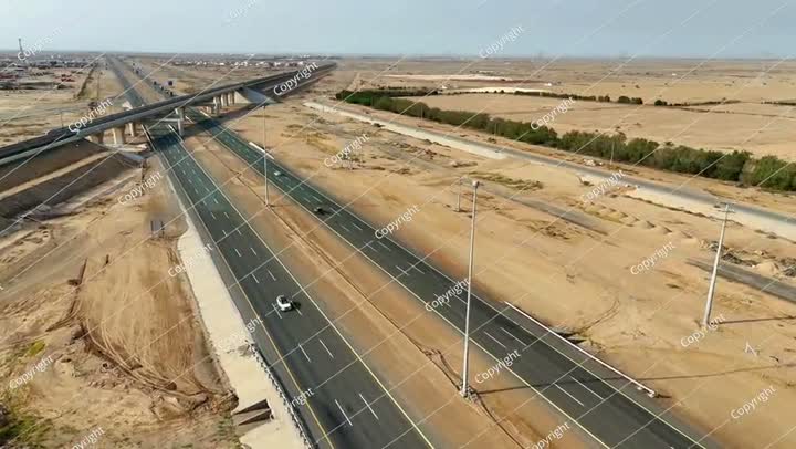  طريق سريع صحراوي - فيديو 4K من الجو