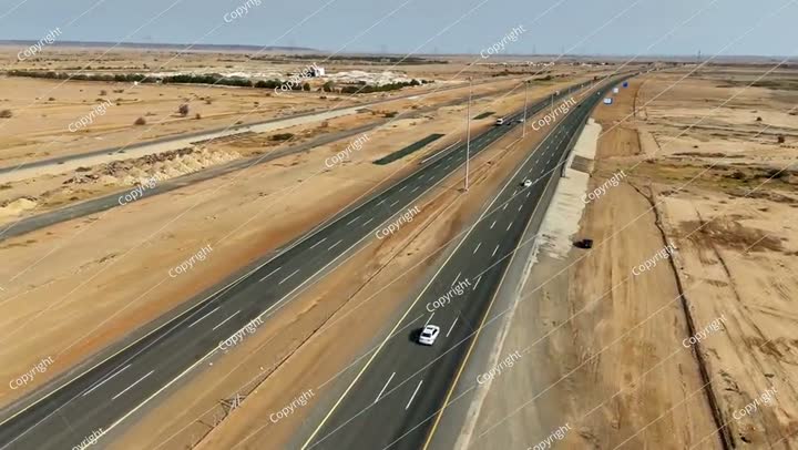  طريق سريع صحراوي - فيديو 4K من الجو