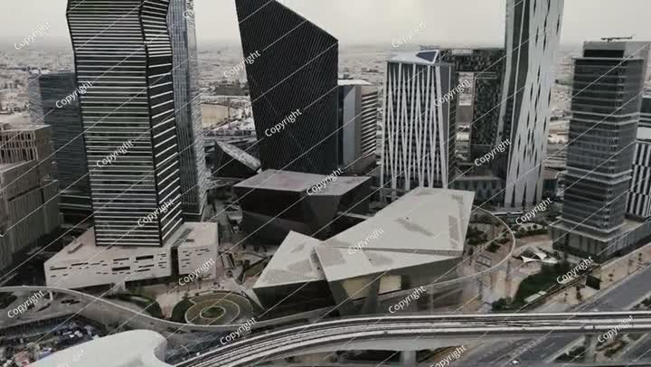 تقاطع الطريق ومحطة المترو بالقرب من مركز الملك عبدالله المالي