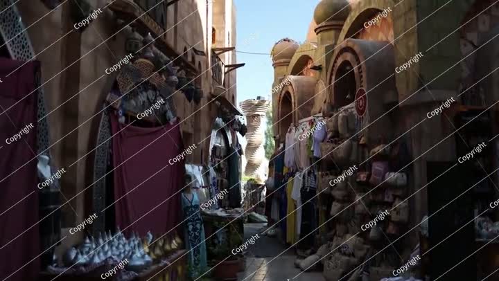 سوق عربي تقليدي، أزقة ضيقة، سلال منسوجة، فساتين ملونة شرقية 